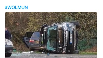 Mobil MU yang dikemudikan Ole terbalik. Foto: istimewa
