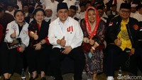 Begini pose kompak salam jempol dari para pendukung paslon 01 di arena debat.