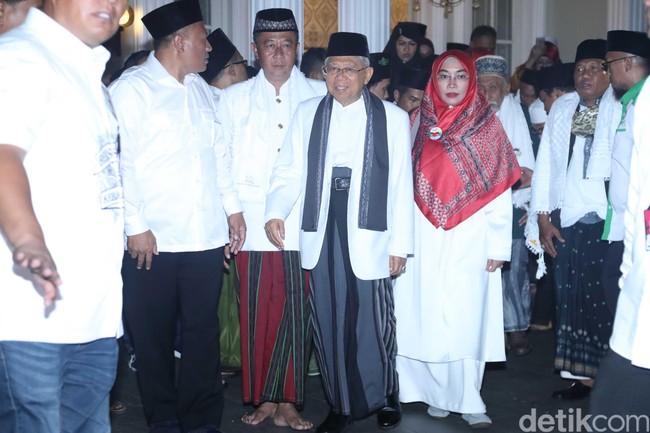 Istri calon wakil presiden nomor urut satu, Wury Estu Handayani turut hadir mendampingi sang suami. Wanita berusia 44 tahun itu memakai busana bernuansa putih, kompak bersama Maruf Amin. Foto: Pradita Utama
