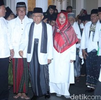 Istri calon wakil presiden nomor urut satu, Wury Estu Handayani turut hadir mendampingi sang suami. Wanita berusia 44 tahun itu memakai busana bernuansa putih, kompak bersama Maruf Amin. Foto: Pradita Utama