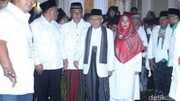 Dia sempat melayani pertanyaan wartawan sebelum berangkat.