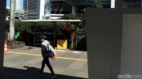 Ada sekitar empat orang petugas yang sedang membongkar halte bus lama tersebut.