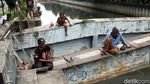 Aksi Warga Ramai-ramai Mancing Ikan di Kali Gunung Sahari