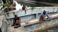 Warga telah datang sejak pagi hingga sore hari untuk memancing di kali tersebut.