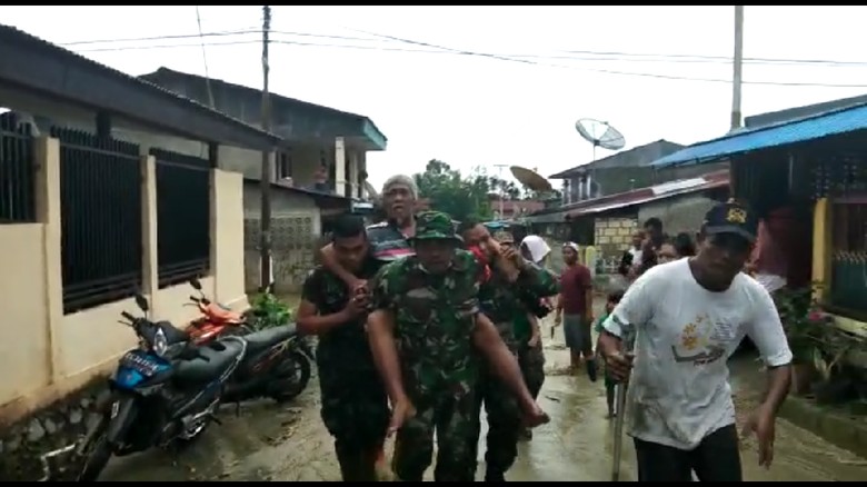 Melihat Aksi Prajurit TNI Gendong Lansia Korban Banjir Sentani Melihat Aksi Prajurit TNI Gendong Lansia Korban Banjir Sentani