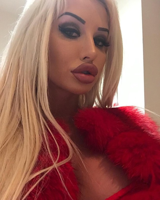 Paulina Candy sudah melakukan operasi plastik di usia 18. Hanya satu obsesinya yakni mirip boneka Barbie. Tapi penampilan ekstremnya kini malah membuatnya banyak haters. Ia kerap menerima komentar nyinyir dari netizen. Foto: dok. Instagram (@paulinajcandy)