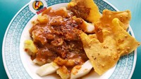 Lalu jangan lewatkan seporsi cungkring Pak Jumat yang biasanya berjualan di Bogor. Cungkring merupakan singkatan dari cungur dan garing. Isiannya ada cungur, kikil sapi dan lontong yang disiram bumbu kacang. Lalu disajikan dengan tempe goreng kering. Foto: detikfood/unilever