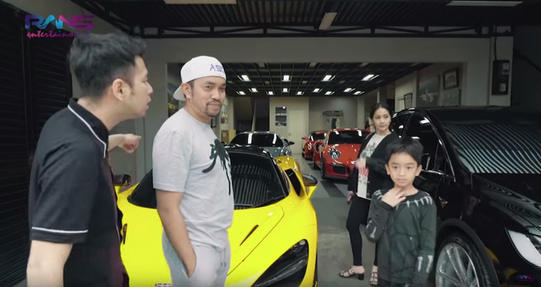 'Crazy Rich Tanjung Priok' Parkir Ferrari cs di Gang Sempit