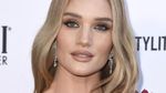 Standout! Penampilan Rosie Huntington-Whiteley dengan Dress Merah