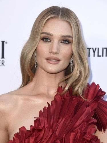 BEVERLY HILLS, CALIFORNIA - MARCH 17: Rosie Huntington-Whiteley attends the Daily Front Row's 5th Annual Fashion Los Angeles Awards at Beverly Hills Hotel on March 17, 2019 in Beverly Hills, California. (Photo by Frazer Harrison/Getty Images)