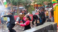Aksi saling lempar dalam Festival Palagan Toya digelar di alun-alun Desa Cikole, Kecamatan Lembang, Kabupaten Bandung Barat, Jawa Barat.