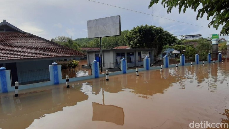 SMKN 1 Tajungsari Gunungkidul Terendam Banjir 2 Meter SMKN 1 Tajungsari Gunungkidul Terendam Banjir 2 Meter