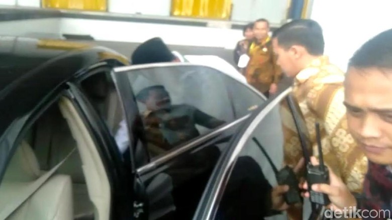Ditanya Soal Mangkir Sidang Bansos, Wagub Uu Berlari Hindari Media Ditanya Soal Mangkir Sidang Bansos, Wagub Uu Berlari Hindari Media