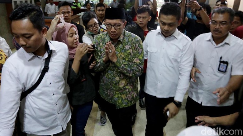 Duit Ratusan Juta Disita KPK dari Laci Meja Menag Lukman Duit Ratusan Juta Disita KPK dari Laci Meja Menag Lukman