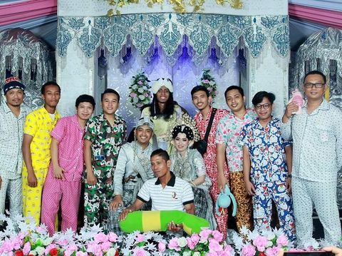 Para pemuda yang viral karena pakai piyama ke kondangan teman ini punya alasan yang kocak