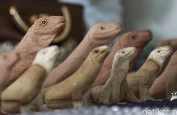 Melihat Maestro Pembuat Patung Komodo Melihat Maestro Pembuat Patung Komodo