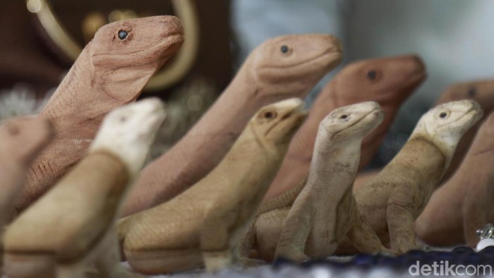Patung komodo jadi oleh-oleh khas yang biasa dibawa pulang dari Pulau Komodo. Ternyata, proses pembuatan patung ini menarik untuk dilihat, berikut foto-fotonya.