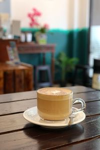 Foto ini dibuat dengan scene mode Food, kamera memilih 1/60, f/4, ISO 800. Kualitas latar belakang blur tetap bagus dengan bagian fokus yang tajam.