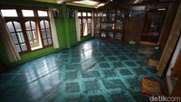 Turis lokal yang menginap di homestay tersebut biasanya datang dari Jakarta dan Surabaya untuk menikmati keindahan pemandangan di Pink Beach dan pantai Loh Liang yang lokasinya berada di dekat Pulau Komodo.