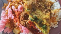 Lauk telur dadar dengan sedikit sambal, bumbu rendang, sambal kentang dan kerupuk bikin nasi gurih makin enak. Foto: Instagram @andrihollicc