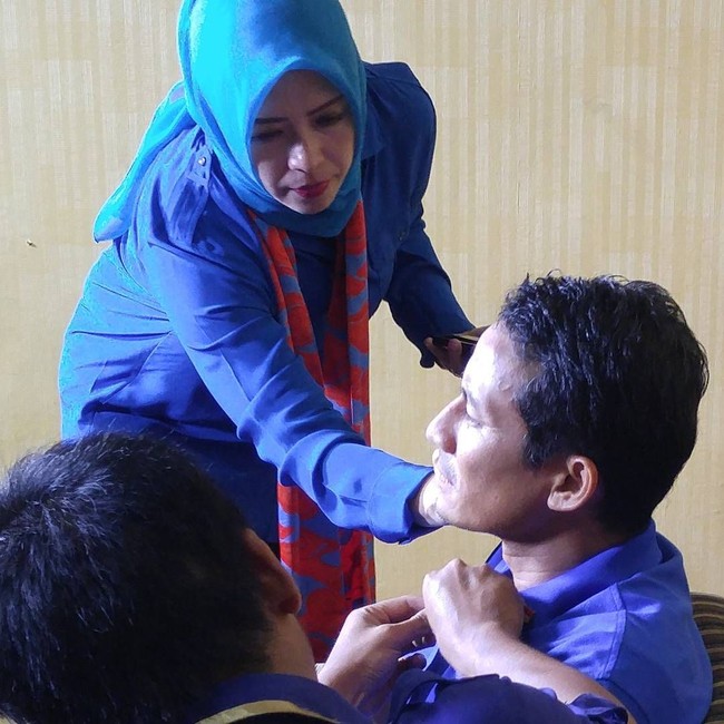 Romantisme mendandani suami ini sudah dilakukan Nur Asia sejak Sandiaga Uno maju menjadi calon gubernur DKI. Ketika Sandiaga akan tampil di publik saat itu, dia pun mengaplikasikan bedak pada wajah sang suami. Memberi dukungan lahir batin pd suami itu termasuk bedakin suami seblm tampil utk publik #love #jakarta #sandiagauno, demikian ditulisnya pada keterangan foto yang diunggah pada 2016. Foto: Dok. Instagram @nurasiauno