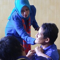 Romantisme mendandani suami ini sudah dilakukan Nur Asia sejak Sandiaga Uno maju menjadi calon gubernur DKI. Ketika Sandiaga akan tampil di publik saat itu, dia pun mengaplikasikan bedak pada wajah sang suami. Memberi dukungan lahir batin pd suami itu termasuk bedakin suami seblm tampil utk publik #love #jakarta #sandiagauno, demikian ditulisnya pada keterangan foto yang diunggah pada 2016. Foto: Dok. Instagram @nurasiauno