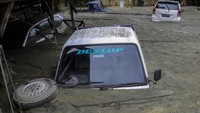 Puluhan mobil juga jadi korban. ANTARA FOTO/Gusti Tanati.