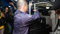 Koper-koper ini dimasukkan ke dalam mobil dan langsung tancap gas menuju gedung Dwi Warna Merah Putih.