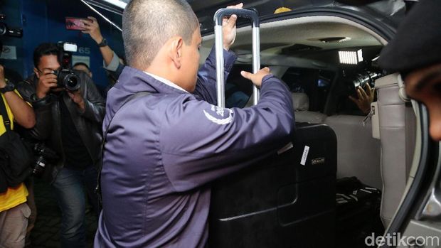 KPK mengamankan 2 koper di Kantor Kemenag.