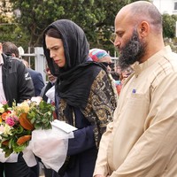 Kala itu, ia memakai pashmina berbahan viscose berwarna hitam dengan motif etnik di bagian ujung. Gayanya yang santun ikut membuat banyak orang kagum pada sosoknya.Foto: Getty Images