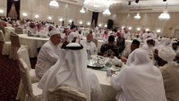 Jamuan Makan Malam oleh Syekh Khalid al Hamudy, di Jeddah. Salah Satu Tamu Adalah Pak @aniesbaswedan (pakai batik), tulis Ustaz Tengku di keterangan foto. Wah, santap malamnya istimewa! Foto: Instagram tengkuzulkarnain.id