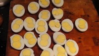 Jika satu telur mungkin hanya kebetulan saja, tapi netizen ini temukan dua kuning telur di seluruh telur yang direbusnya. Wah, beruntung! Foto: Boredpanda
