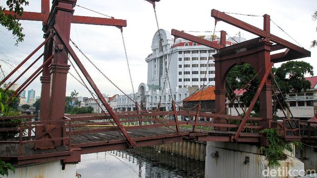 Jembatan tertua di Indonesia yakni Jembatan Kota Intan di kawasan Kota Tua, Jakbar, bakal dipercantik.