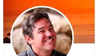 Ada yang iseng pula menambahkan kumis ala Hitler buat Dean Cain. Foto: Twitter