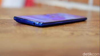 Baterai berkapasitas 3.700 mAh dengan pengisian cepat melengkapi spesifikasi Vivo V15 Pro. (Foto: detikINET/Adi Fida Rahman)