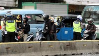 Aksi nekat tersebut tentu saja menghambar sejumlah bus TransJakarta yang melintas.