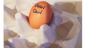 Telur untuk melempar Dean Cain. Foto: Twitter