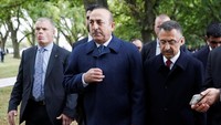 Menteri Luar Negeri Turki Mevlut Cavusoglu juga datang meninjau lokasi penembakan. REUTERS/Jorge Silva.