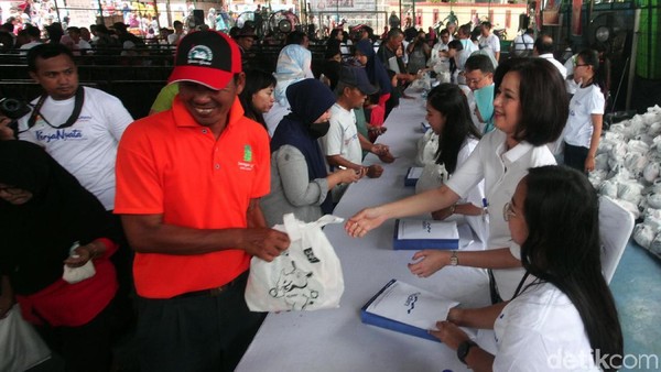 Senyum Bahagia Warga Depok Dapat Paket Sembako Murah