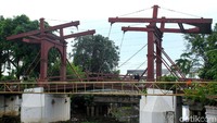 Restorasi juga dilakukan untuk menjaga cagar budaya.