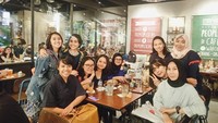 Selain kuliner bareng sang anak, Chua juga sering nongkrong di kafe bareng teman-temannya. Ceriwis, tulis Chua sebagai keterangan foto ini. Foto: Instagram chuakotak