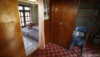 Homestay yang dikelola oleh H. Salim memiliki 5 kamar. Biasanya pengunjung akan ramai menginap di bulan Juli dan Agustus. Homestay H. Salam ini pun mampu menampung hingga 10 orang lebih.