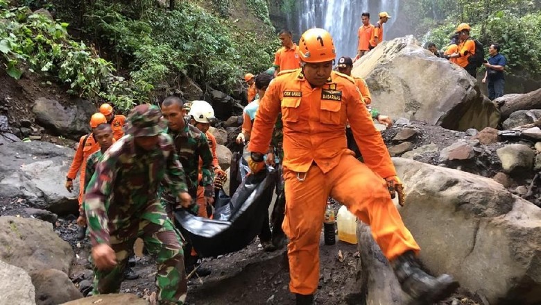 Evakuasi turis yang terjebak longsor di air terjun Tiu Kelep (Istimewa) Evakuasi turis yang terjebak longsor di air terjun Tiu Kelep (Istimewa)