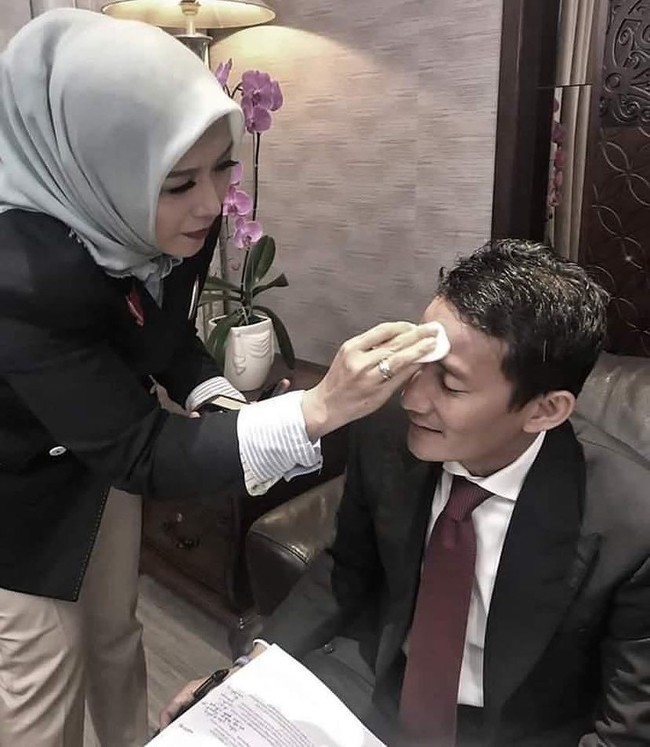 Bukan pada Debat Cawapres 2019 kemarin saja Nur Asia menunjukkan perhatiannya pada Sandiaga. Sebelumnya saat debat Pilpres 2019 pertama pun, wanita 47 tahun itu mendandani suaminya. Dia lah yang mengaplikasikan bedak pada wajah Sandiaga Uno. Foto: Dok. Instagram @nurasiauno