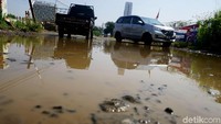 Begini penampakan jalan rusak penuh genangan di Depok.