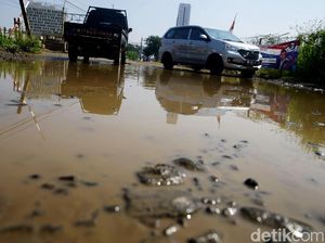 Di Depok Jalan Rusak Penuh Genangan Masih Ada Lho