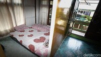 Homestay ini pun memberikan pelayanan makanan untuk pengunjung yang menginap. Namun, ada tambahan biaya untuk makanan tersebut.