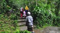 Ada sekitar 30 anak tangga yang harus ditempuh. Hingga bertemu sebuah gapura berdiri gagah yang jadi penanda pintu masuk (Akrom Hazami/detikcom) 