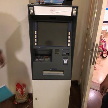 Meisn ATM ditemukan di dalam kamar.