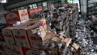Tumpukan air mineral yang ikut terbakar.